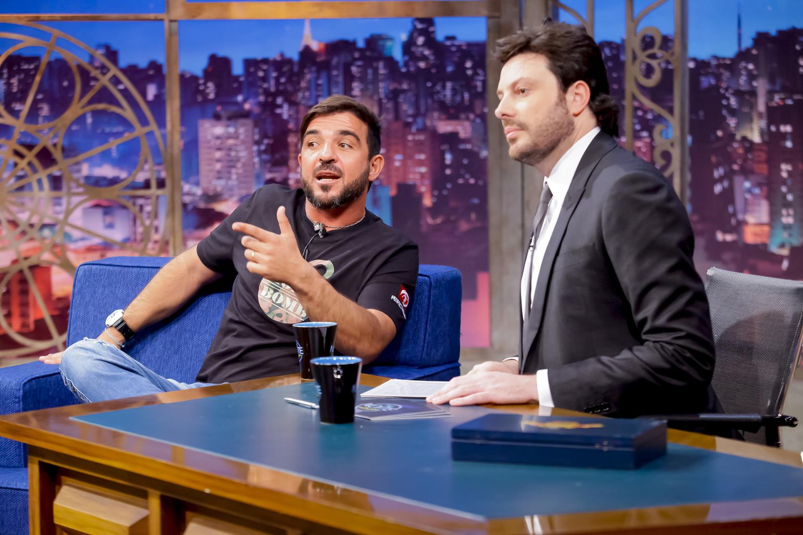 Surfista Rodrigo Koxa conversa com Danilo Gentili nesta terça