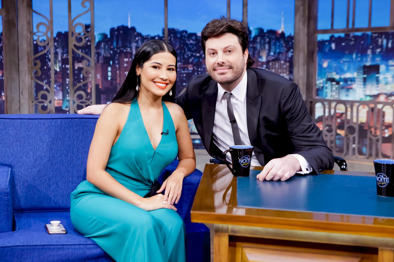 Danilo Gentili conversa com Thaynara OG no The Noite de hoje