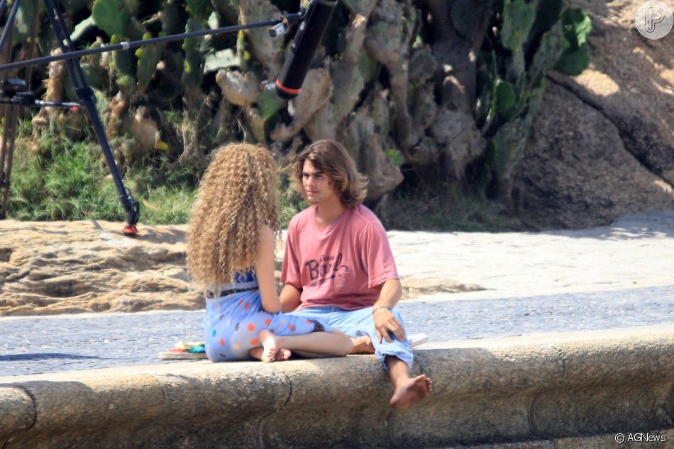 Isabelle Drummond e Rafael Vitti em gravação de Verão 90 (Divulgação)