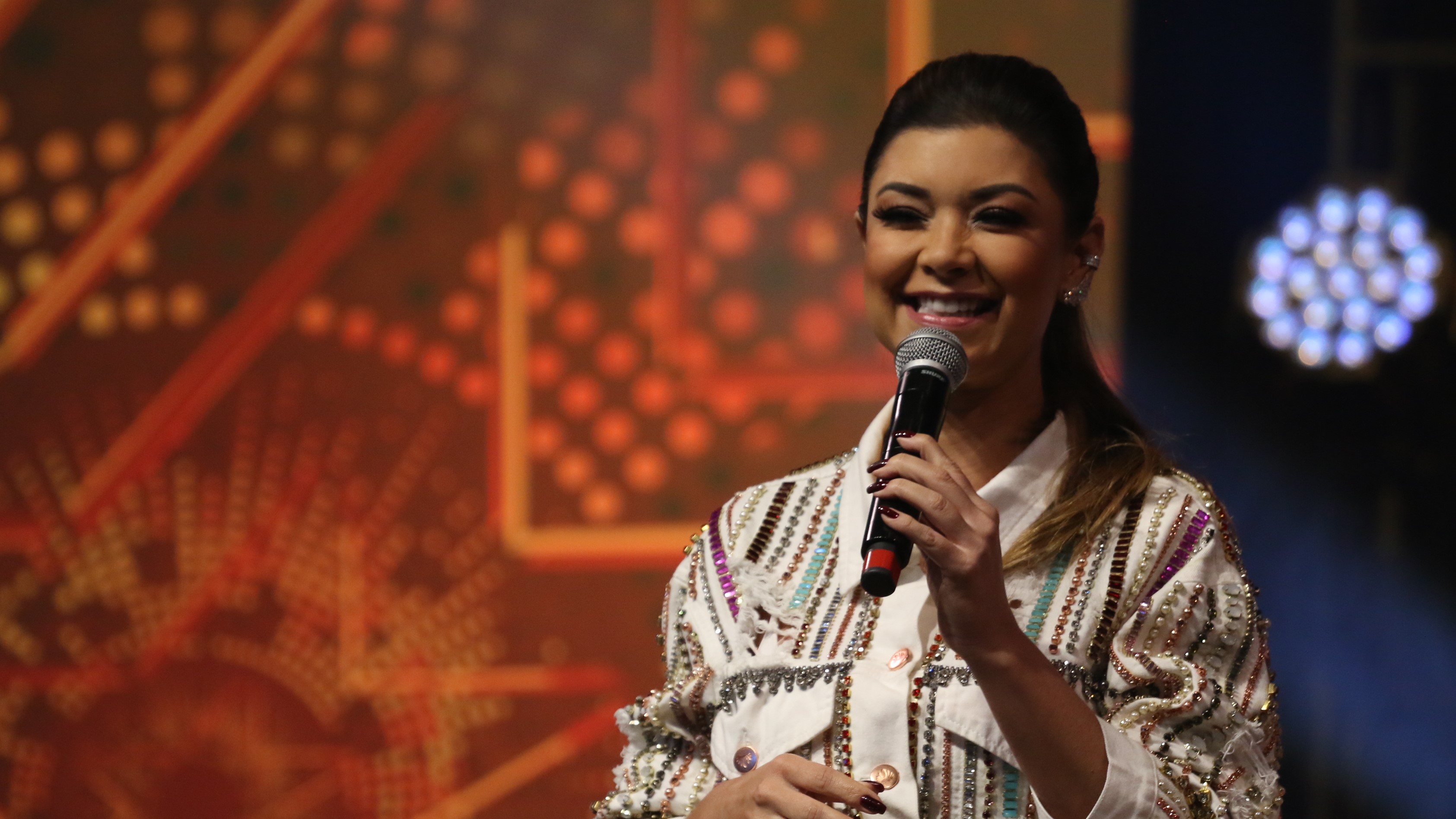 Amanda Françozo, apresentadora do Revelações Sertanejo