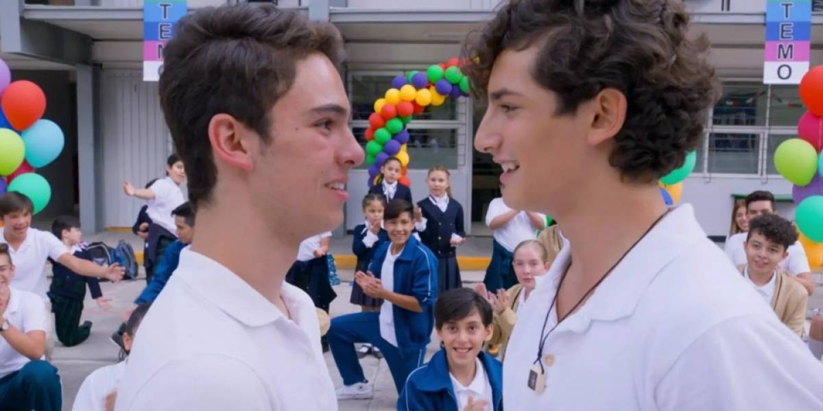 Joaquin Bondoni e Emilio Osorio, interpretam o casal Temo e Aristóteles em Mi Familia Tiene + Familia (Divulgação)