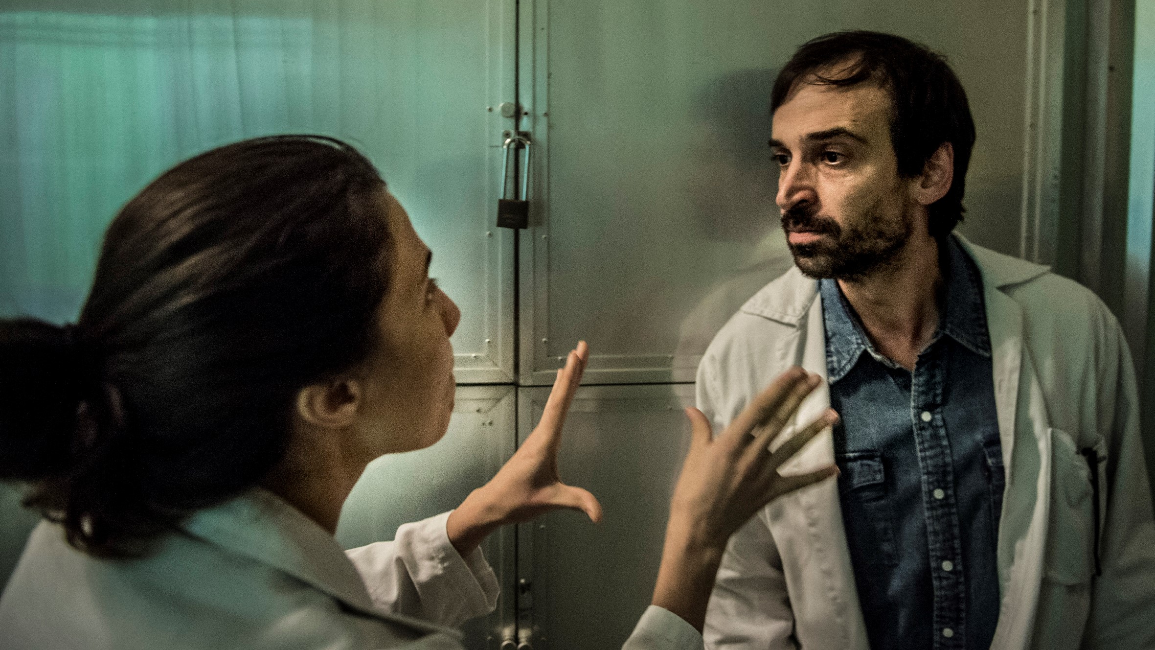 Carolina (Marjorie Estiano) confronta Evandro (Julio Andrade) ao vê-lo atender sob efeito de comprimidos em Sob Pressão