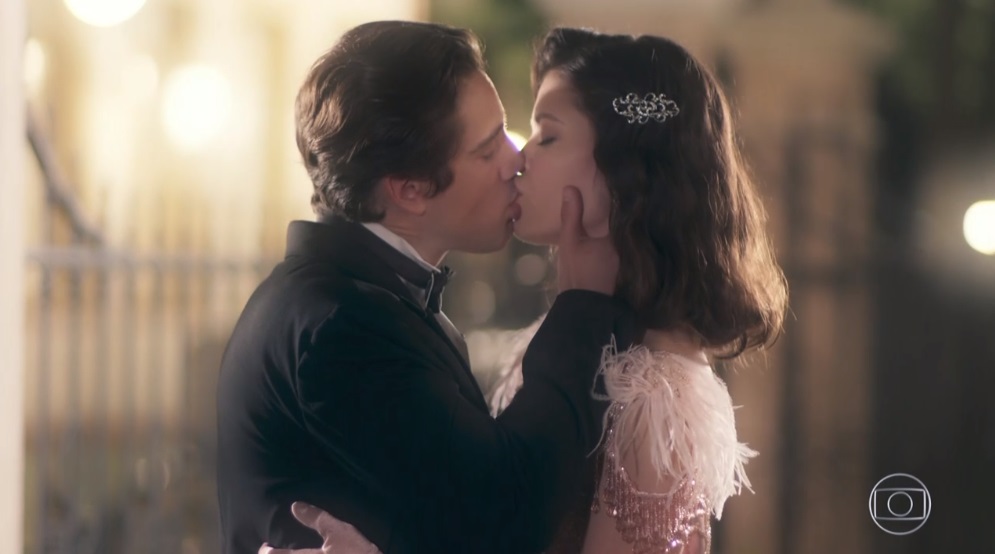 Danilo (Rafael Cardoso) e Julia (Vitória Strada) em Espelho da Vida