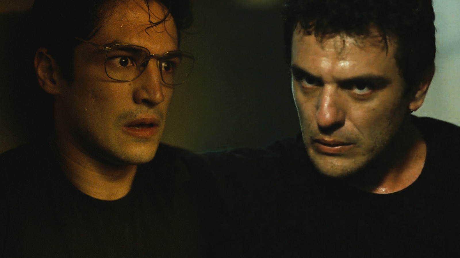 Gabriel Leone na série Carcereiros