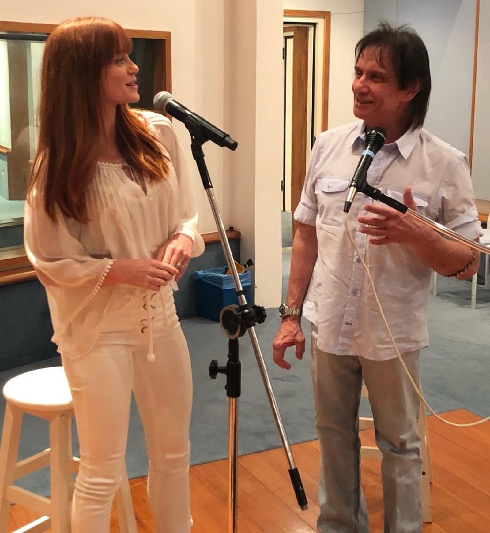 Marina Ruy Barbosa esteve no estúdio de Roberto Carlos para ensaiar o especial de fim de ano da Globo
