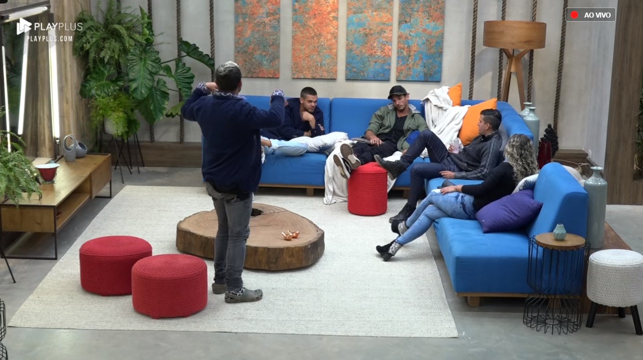 Peões na sala de estar de A Fazenda 10
