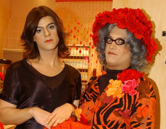 Vilminha (Bruno Garcia) e sua sogra Dona Gertrudes (Lúcio Mauro Filho) em Sexo Frágil (Divulgação/TV Globo)