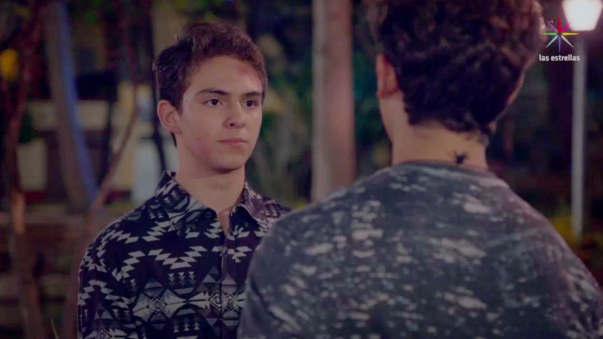 Joaquin Bondoni e Emilio Osorio, interpretam o casal Temo e Aristóteles em Mi Familia Tiene + Familia (Divulgação)