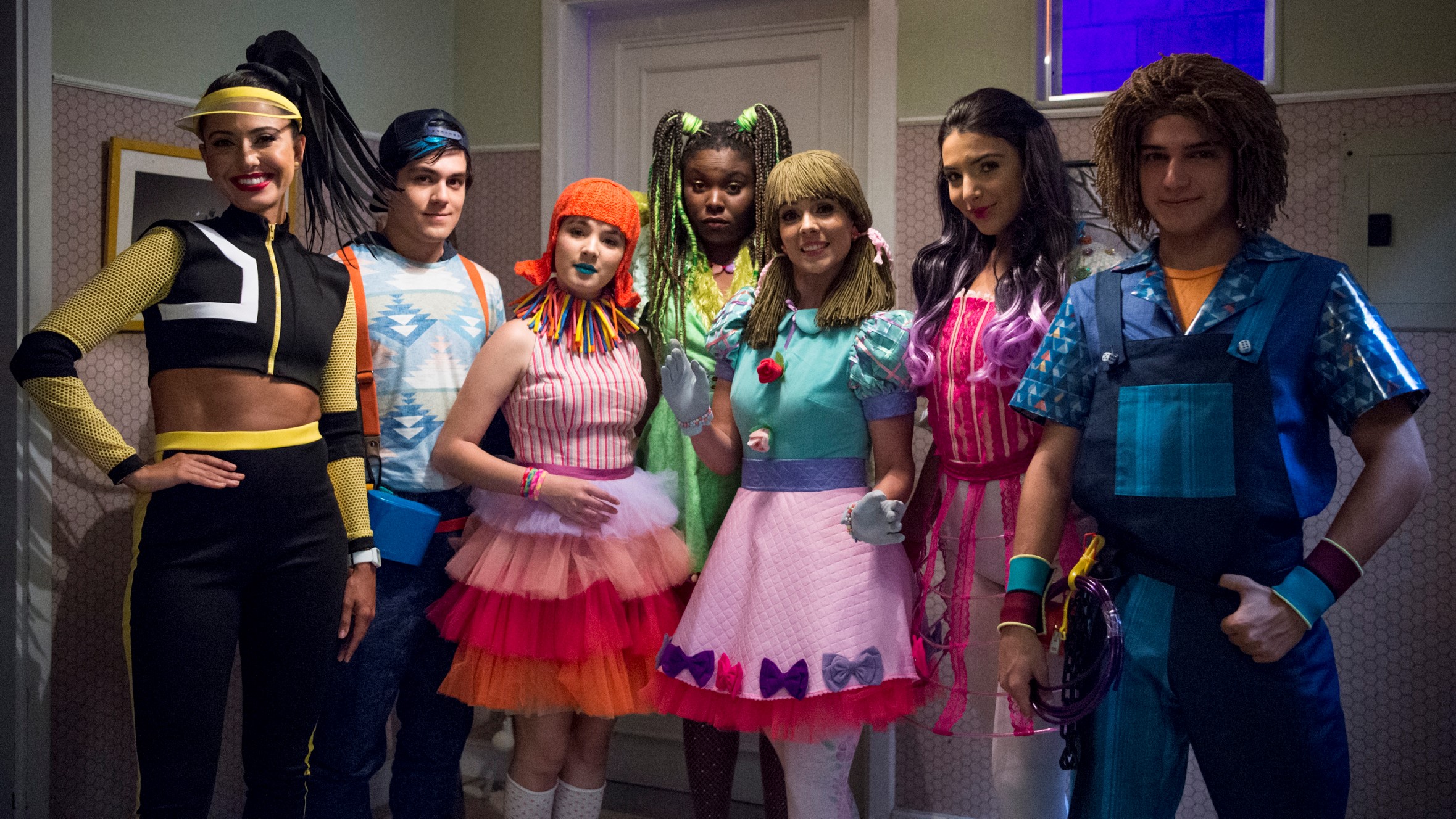 Boneca Catarina ( Miriam Freeland ), Alex Compadre ( Daniel Rangel ), Flora Colorida ( Jeniffer Oliveira ), Marli Poderosa ( Julia Mendes ), Pérola Preciosa ( Rayssa Bratillieri ), Talíssia Milenar ( Luellem de Castro ), Tito Cantador ( Tom Karabachian ) em Malhação: Vidas Brasileiras