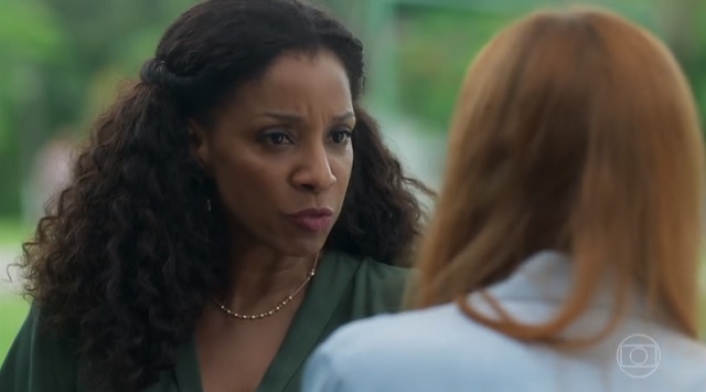 Clotilde (Adriana Lessa) e Luz (Marina Ruy Barbosa), em O Sétimo Guardião, na Globo