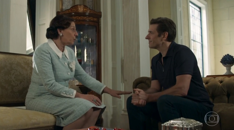 Dona Augustina (Rosi Campos) e Padre Luís (Alexandre Barros) em O Tempo Não Para (Reprodução/TV Globo).