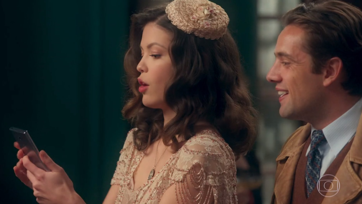 Cris e Danilo veem celular em 1930 em Espelho da Vida (Foto: Reprodução / Globo)