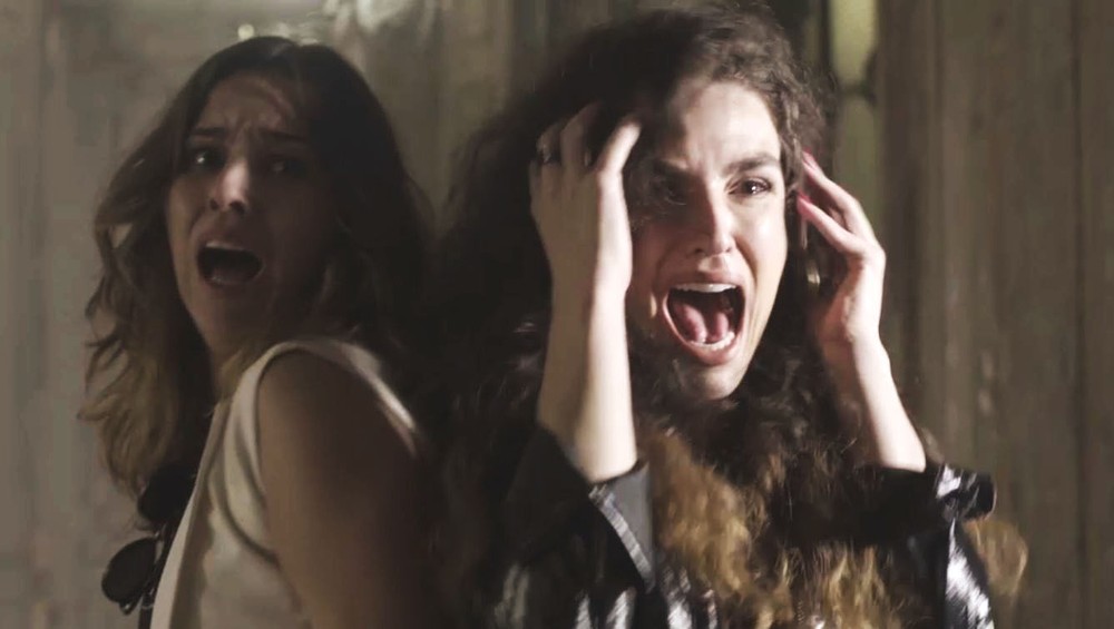 Josi (Thati Lopes) e Mariane (Kefera Buchmann) de Espelho da Vida
