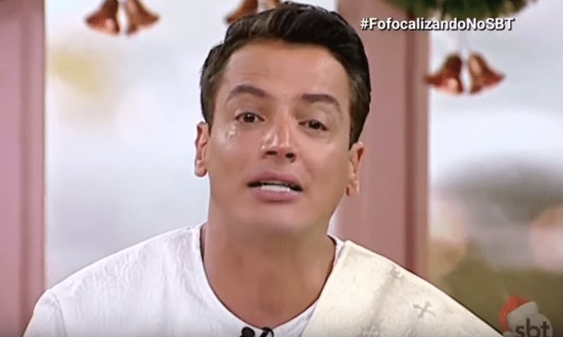 Leo Dias emocionado no Fofocalizando