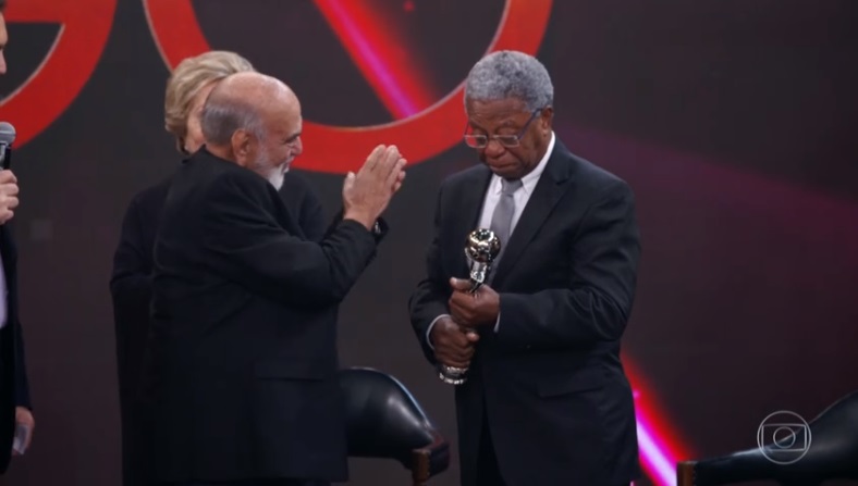 Lima Duarte entregando o Troféu Mario Lago para Milton Gonçalves