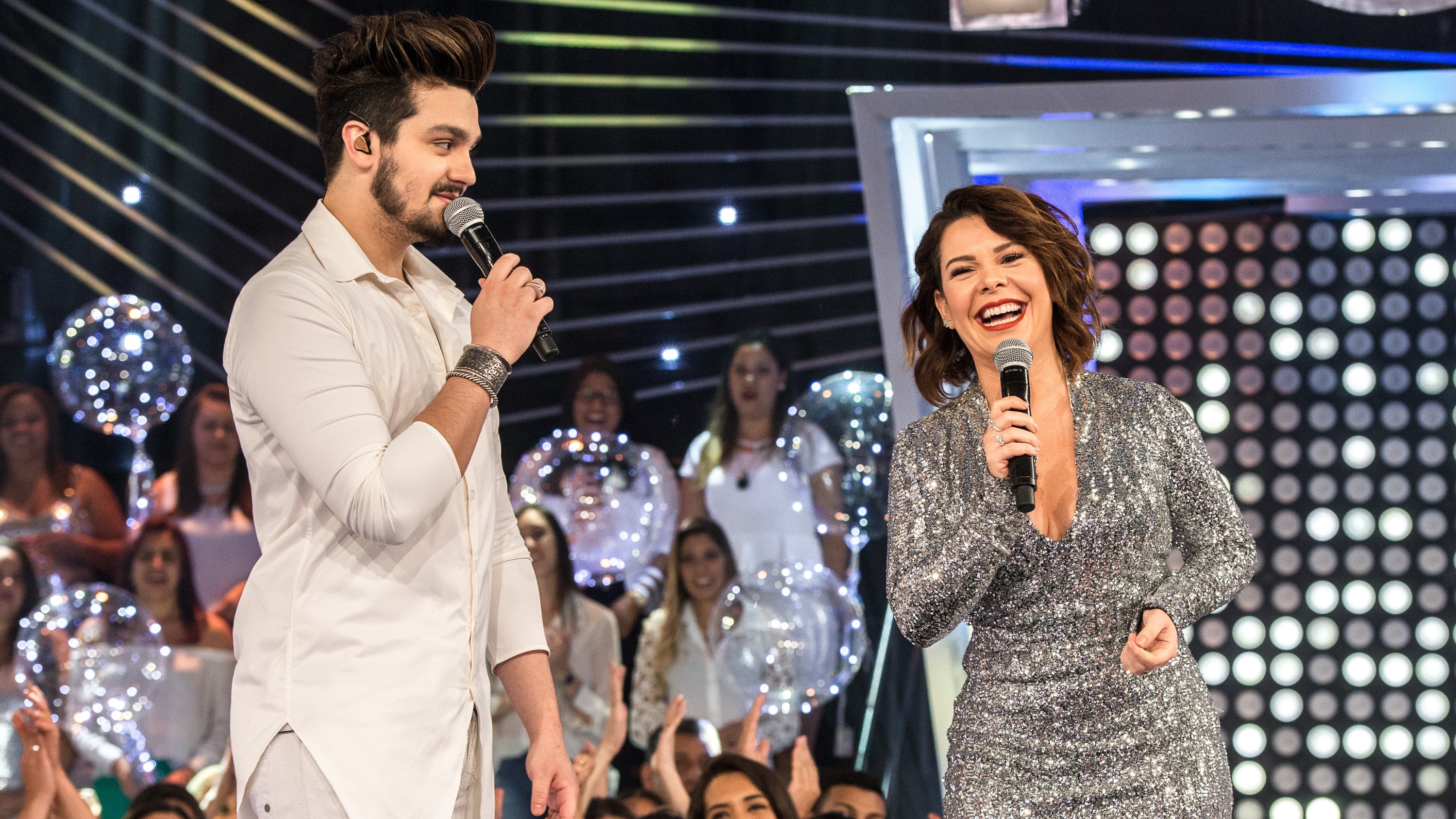 Os apresentadores Luan Santana e Fernanda Souza no SóTocaTop