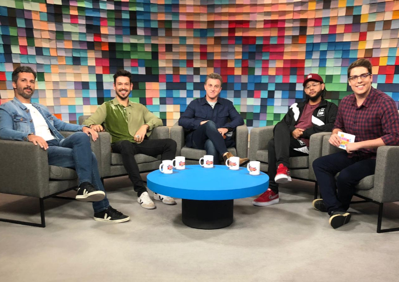 Luciano Huck com elenco do Papo de Segunda (Foto: Divulgação / GNT)