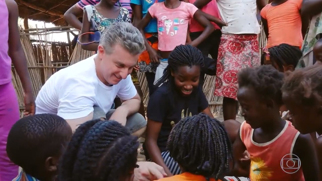 Luciano Huck foi a Moçambique no episódio deste sábado