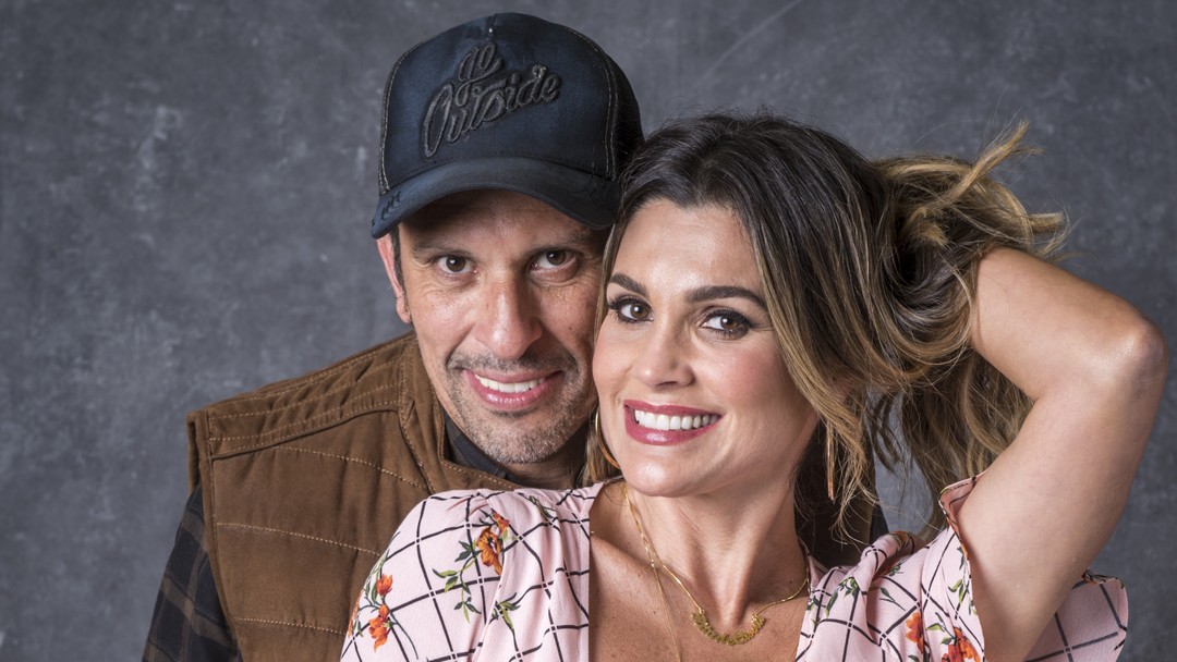Machado (Milhem Cortaz) e Rita de Cassia (Flavia Alessandra) de O Setimo Guardiao