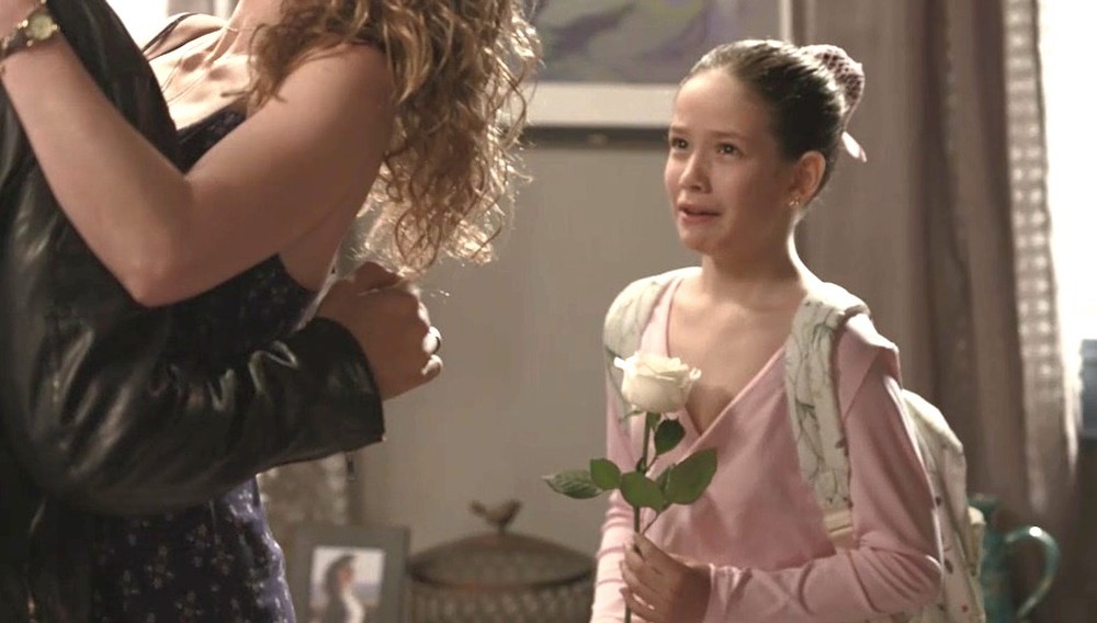 Priscila (Clara Galinari) flagra Alain (Joao Vicente de Castro) e Isabel (Alinne Moraes) juntos em Espelho da Vida