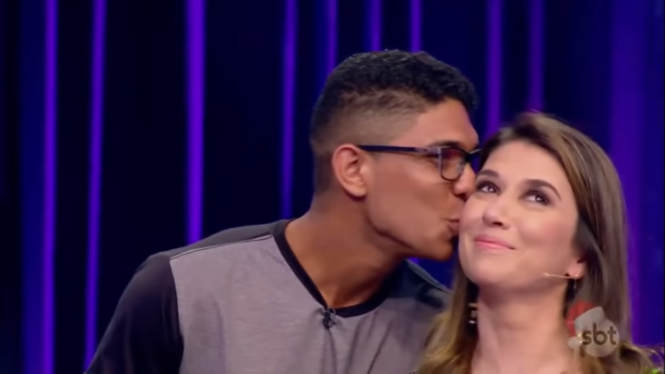 Rebeca Abravanel e participante do Roda a Roda