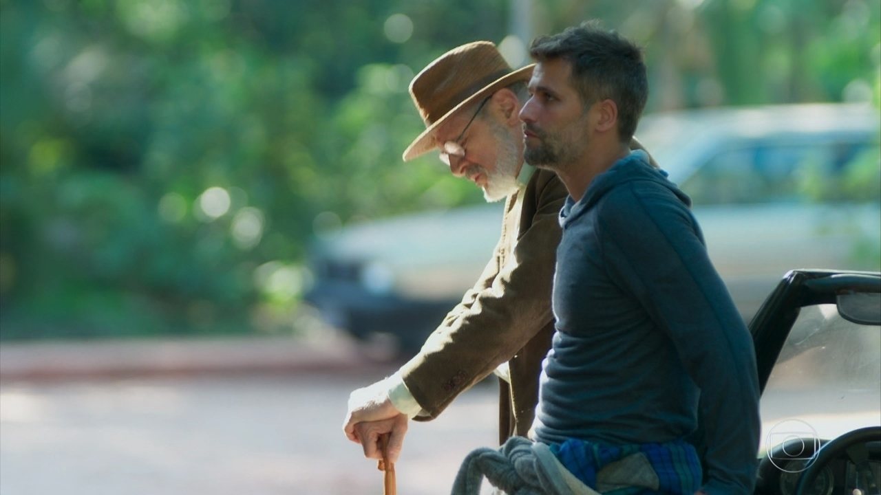 Sóstenes (Marcos Caruso) e Gabriel (Bruno Gagliasso) em O Sétimo Guardião
