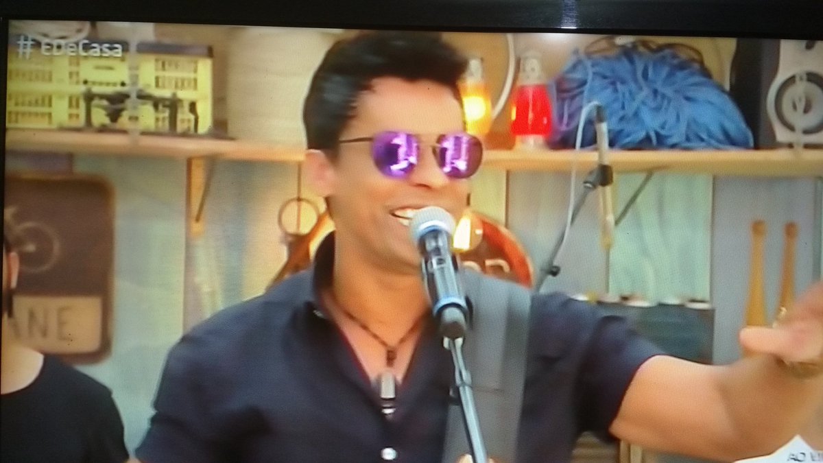 Vocalista do Chiclete com Banana lembra Zezé di Camargo