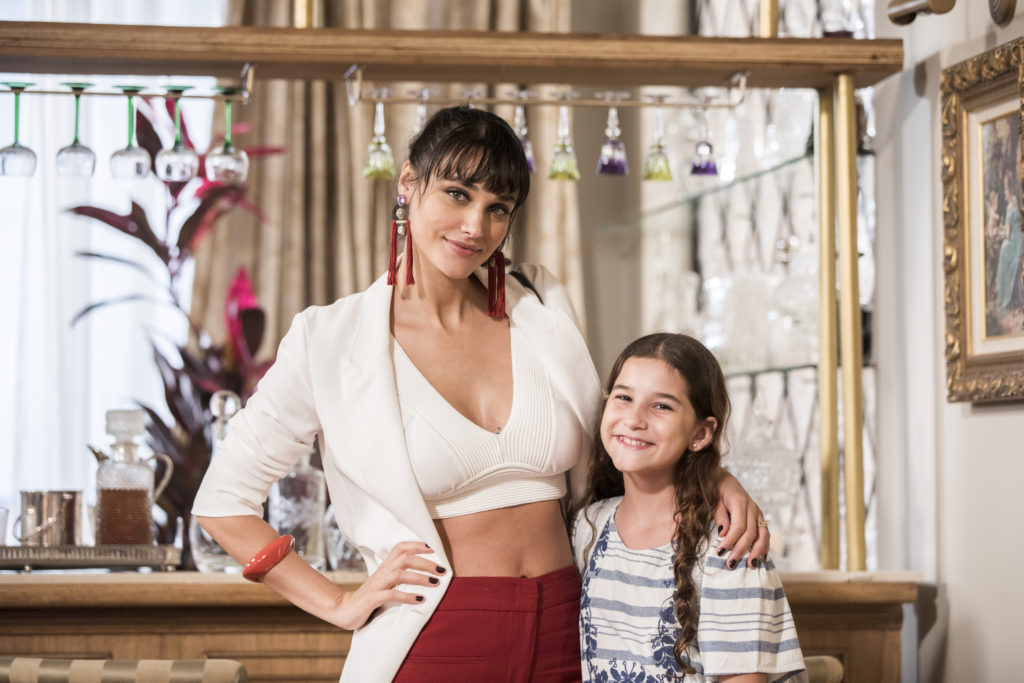 Isadora (Duda Wendling) e Gisela (Débora Nascimento) em Verão 90