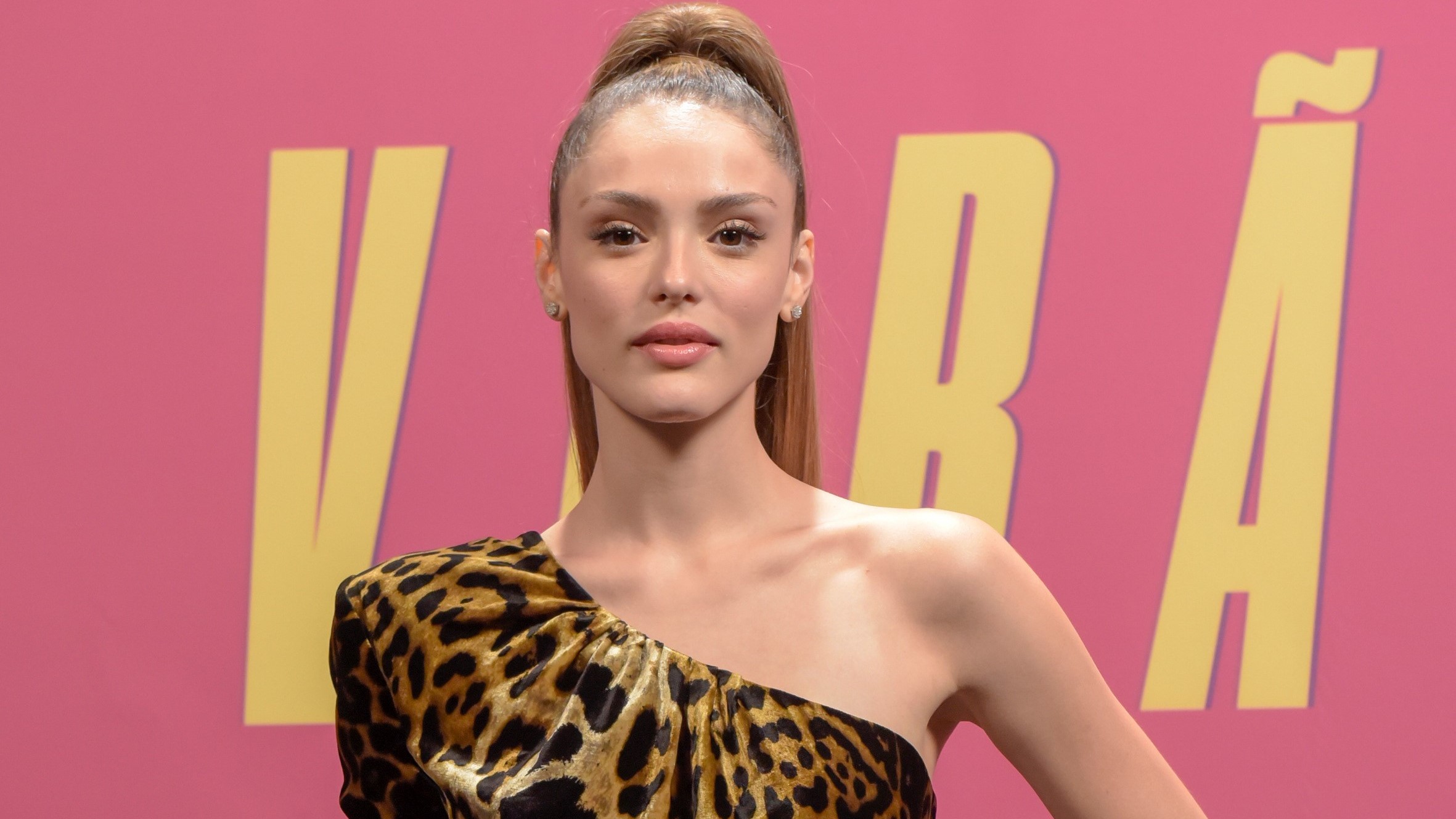 Coletiva Verão 90 - Isabelle Drummond (Reprodução: TV Globo)