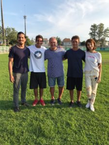 Elenco posa com Zico no dia da gravação do depoimento: Bryan (Diogo Monteiro), Devide (Diogo Tarre), Zico, Santiago (Giovanni Dopico) e Raíssa (Giselle Batista) em Malhação: Vidas Brasileiras