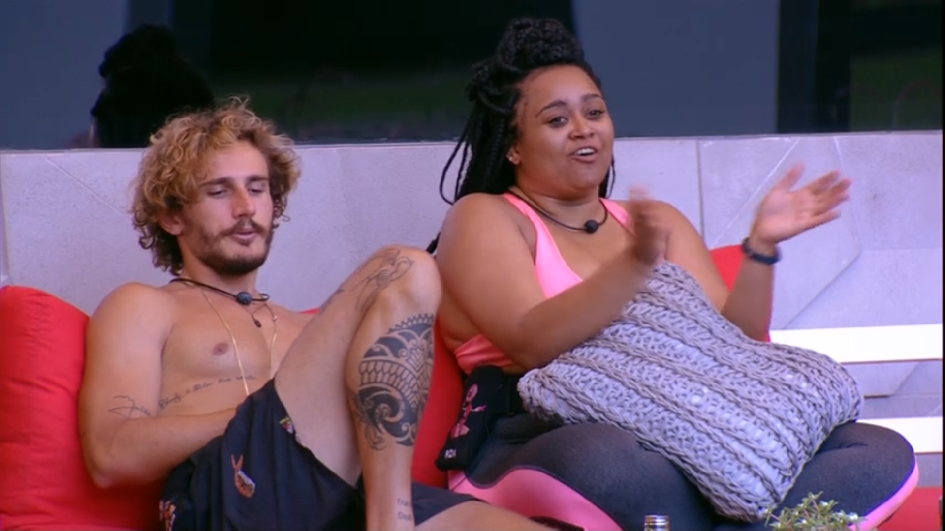 Alan e Rízia curtem músicas no BBB19