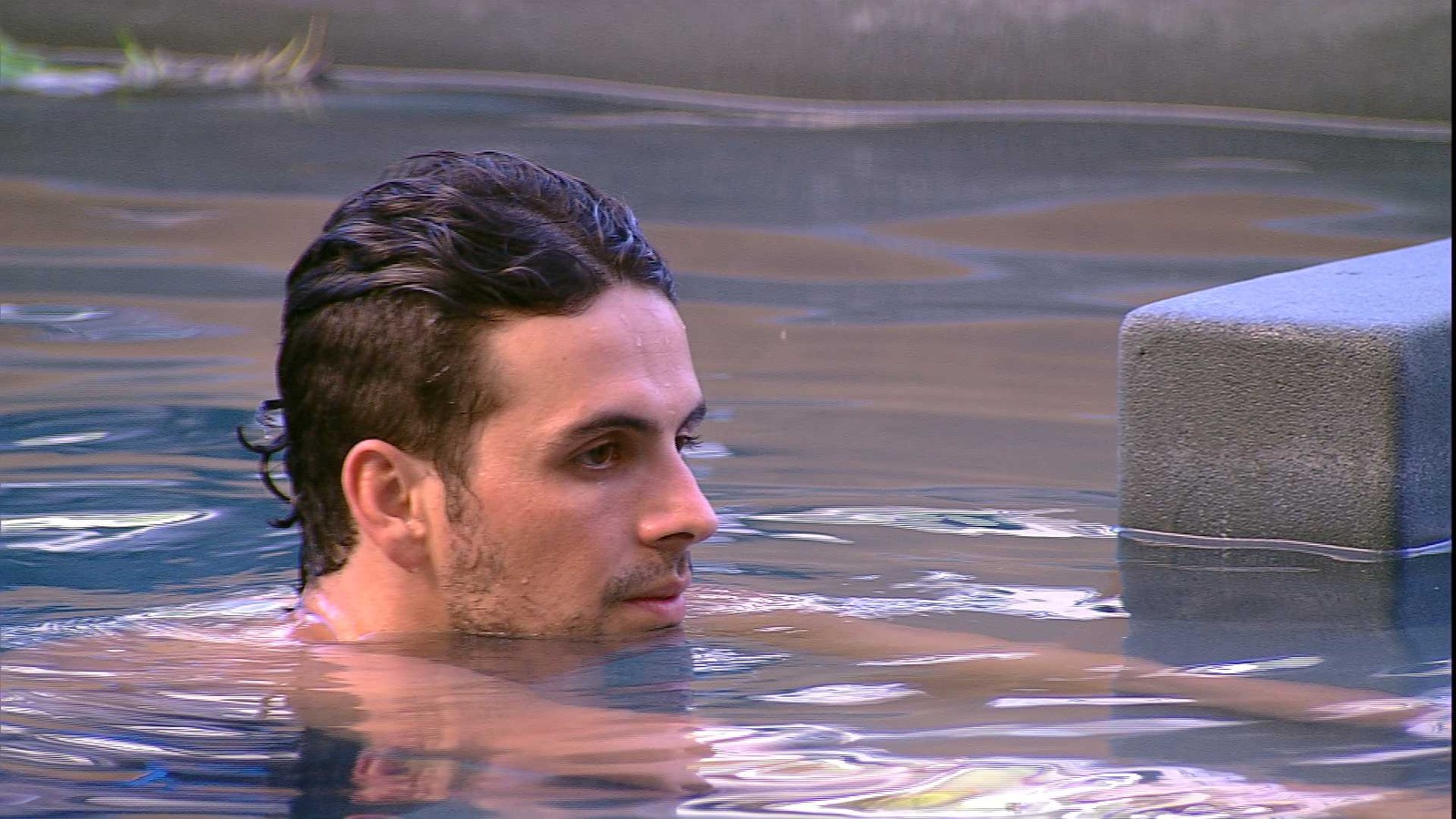 Maycon na piscina do BBB