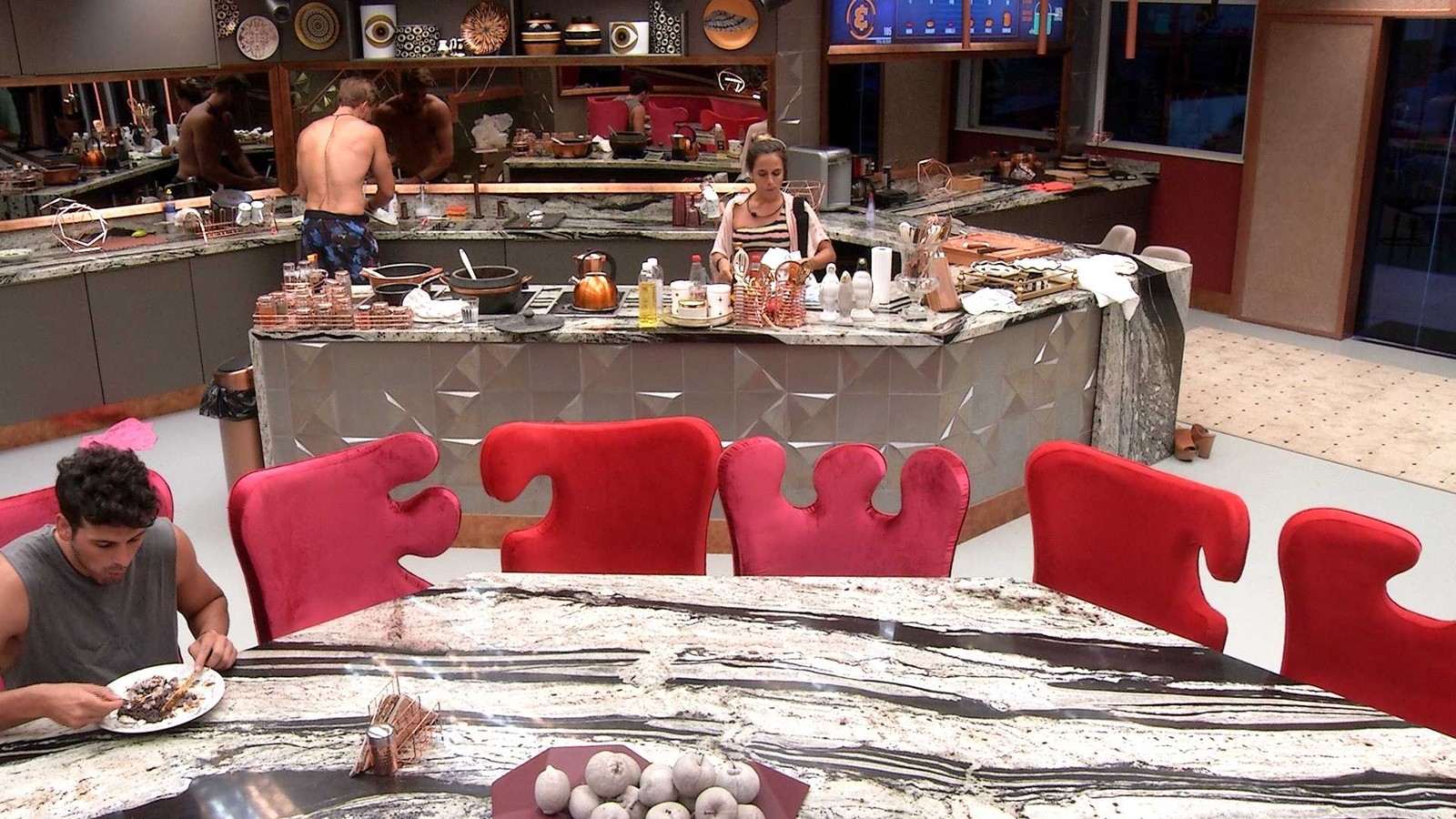 Diego, Maycon e Carolina na cozinha do BBB19