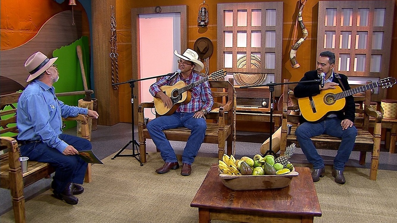 O apresentador Luiz Rocha e a dupla Fernando & Osmair