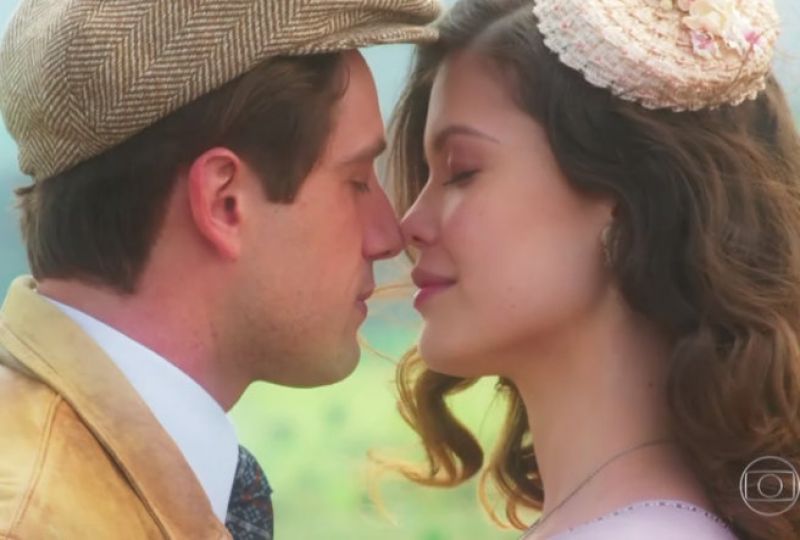 Danilo (Rafael Cardoso) e Julia (Vitoria Strada) de Espelho da Vida