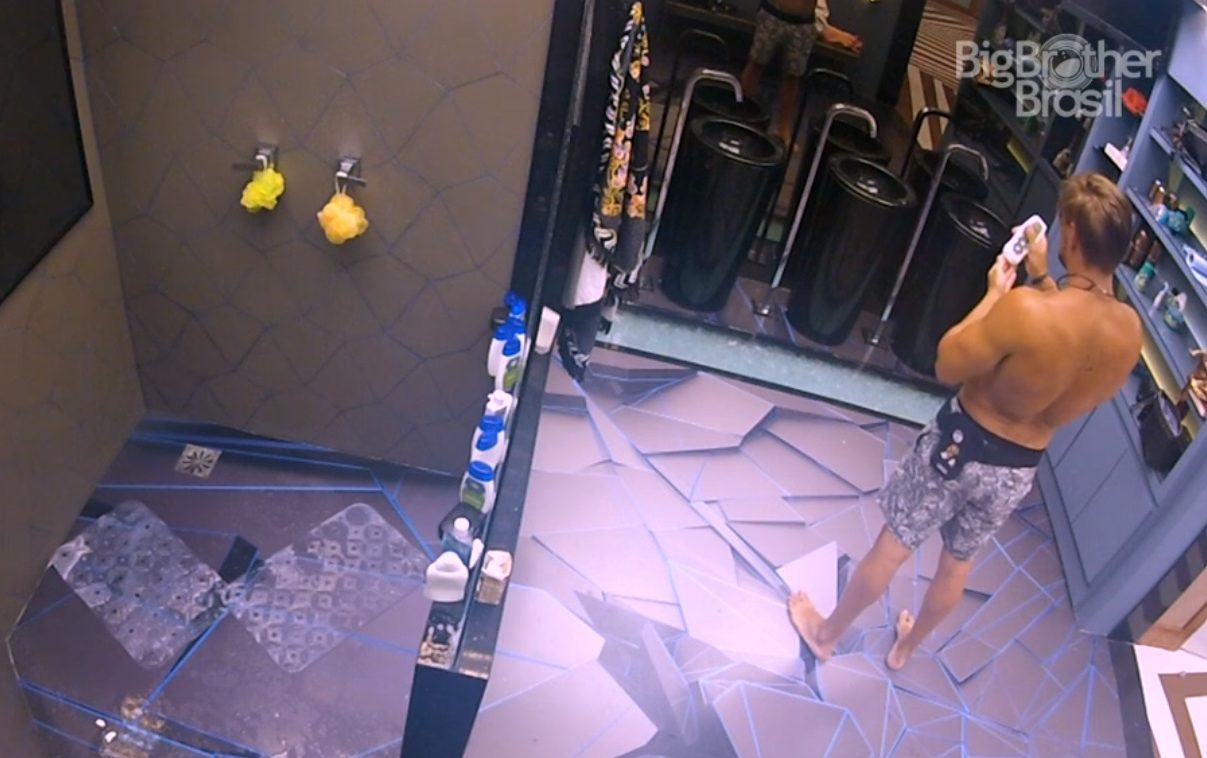 Diego passando creme no BBB19