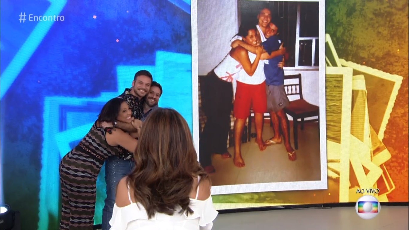 Emilio Dantas refez foto do passado ao lado de amigos no Encontro