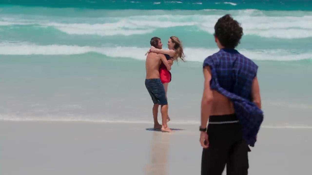 Jerônimo (Jesuíta Barbosa) vê João (Rafael Vitti) e Manu (Isabelle Drummond) em Verão 90