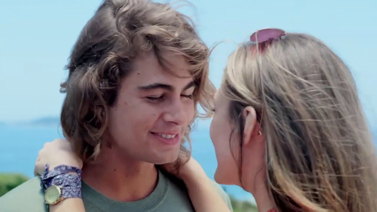 João Guerreiro (Rafael Vitti) e Manuzita (Isabelle Drummond) em Verão 90