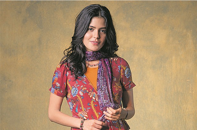 Julia Dalavia como Laila, protagonista de Orfaos da Terra