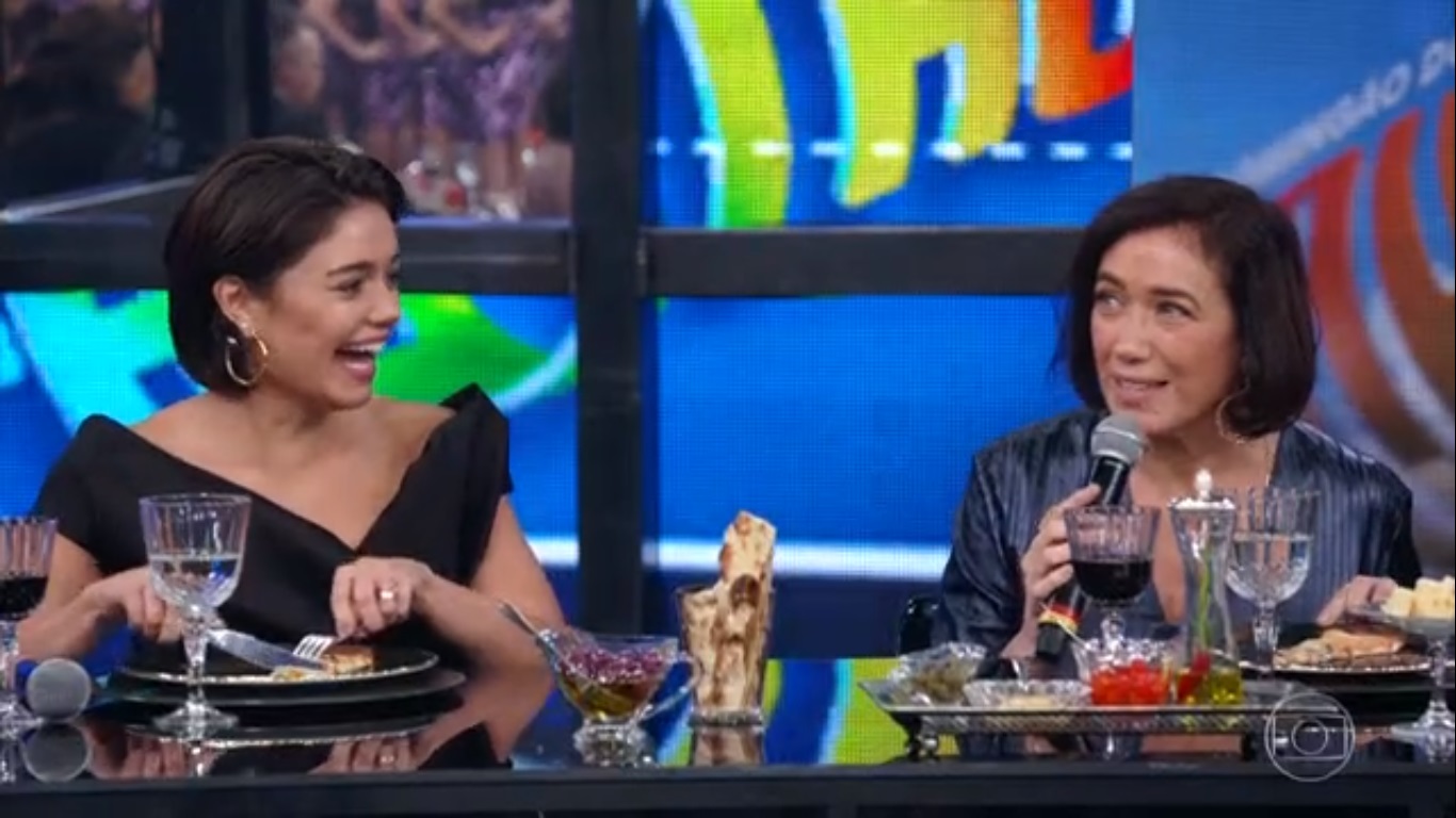 Lilia Cabral mostra para Faustão o pedaço de pizza em seu prato