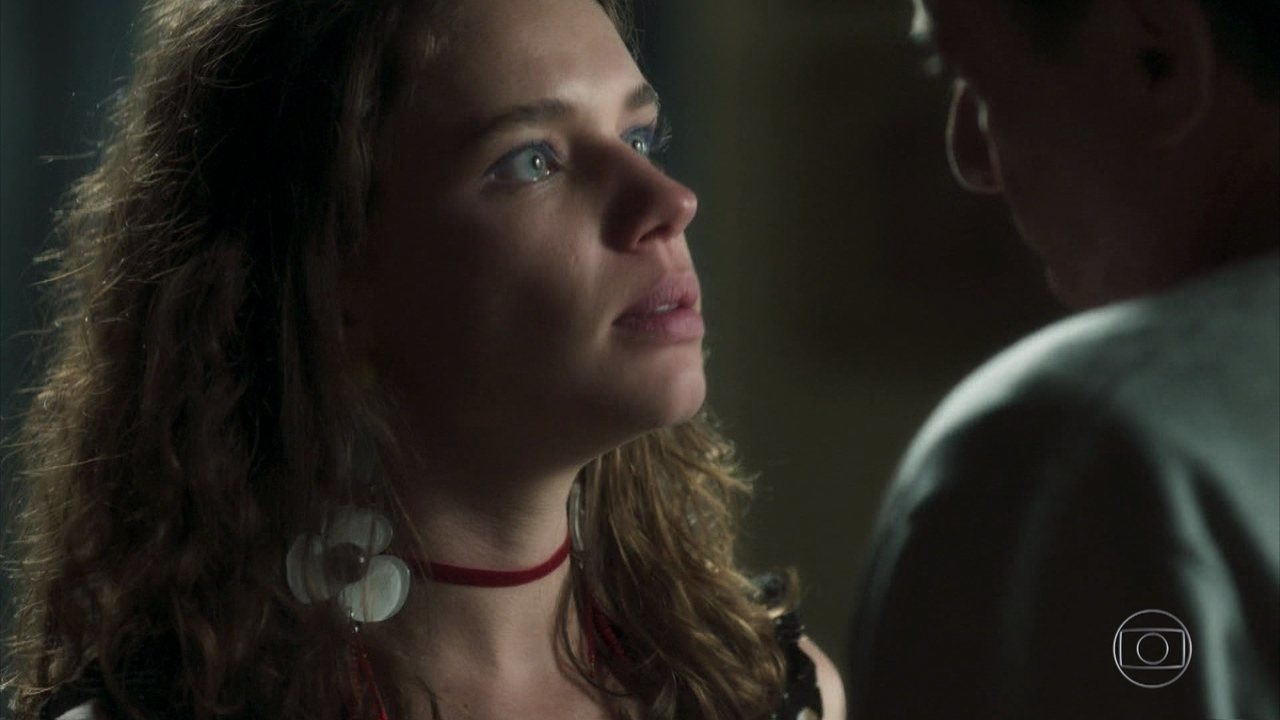 Lourdes Maria (Bruna Linzmeyer) e Olavo (Tony Ramos) em O Sétimo Guardião