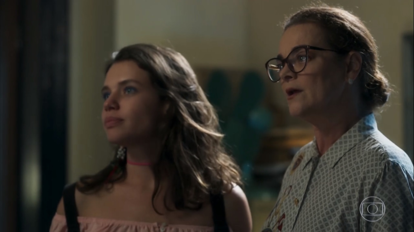 Lourdes Maria (Bruna Linzmeyer) e Socorro (Inês Peixoto), de O Sétimo Guardião, na Globo