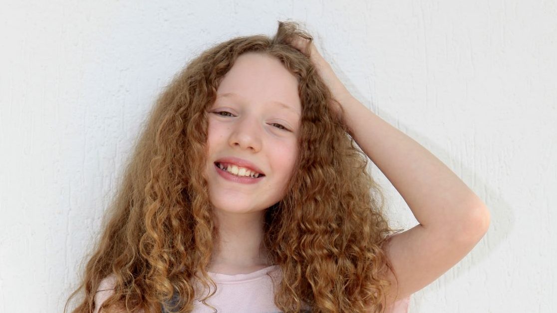 Stella (Manuela Kfouri) entra em As Aventuras de Poliana