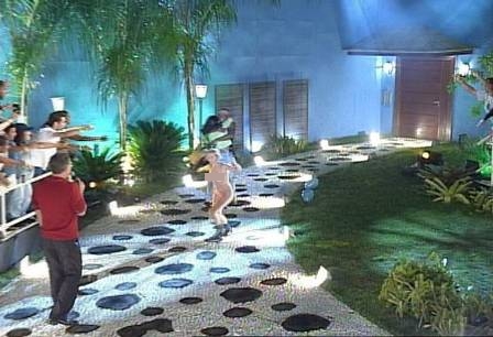 Mulher invade palco do BBB (Foto: Reprodução/RedeGlobo)
