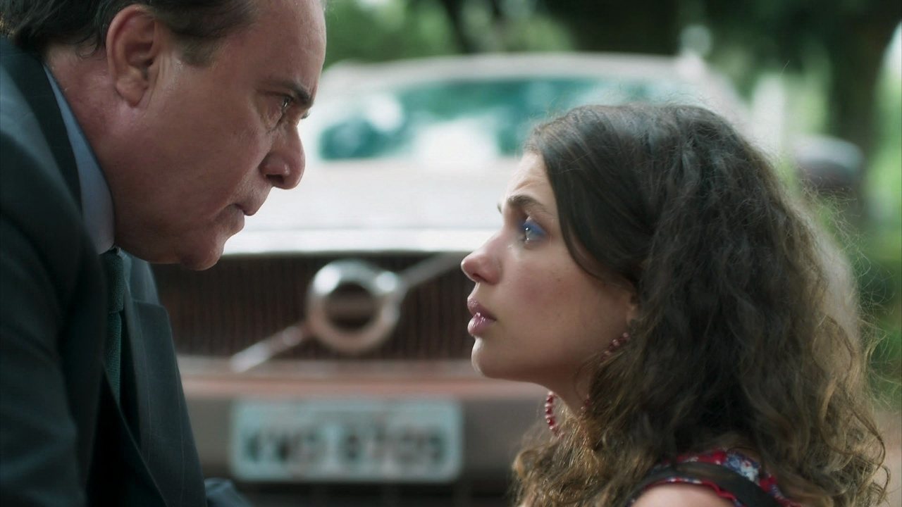 Olavo (Tony Ramos) e Lourdes Maria (Bruna Linzmeyer) em O Sétimo Guardião