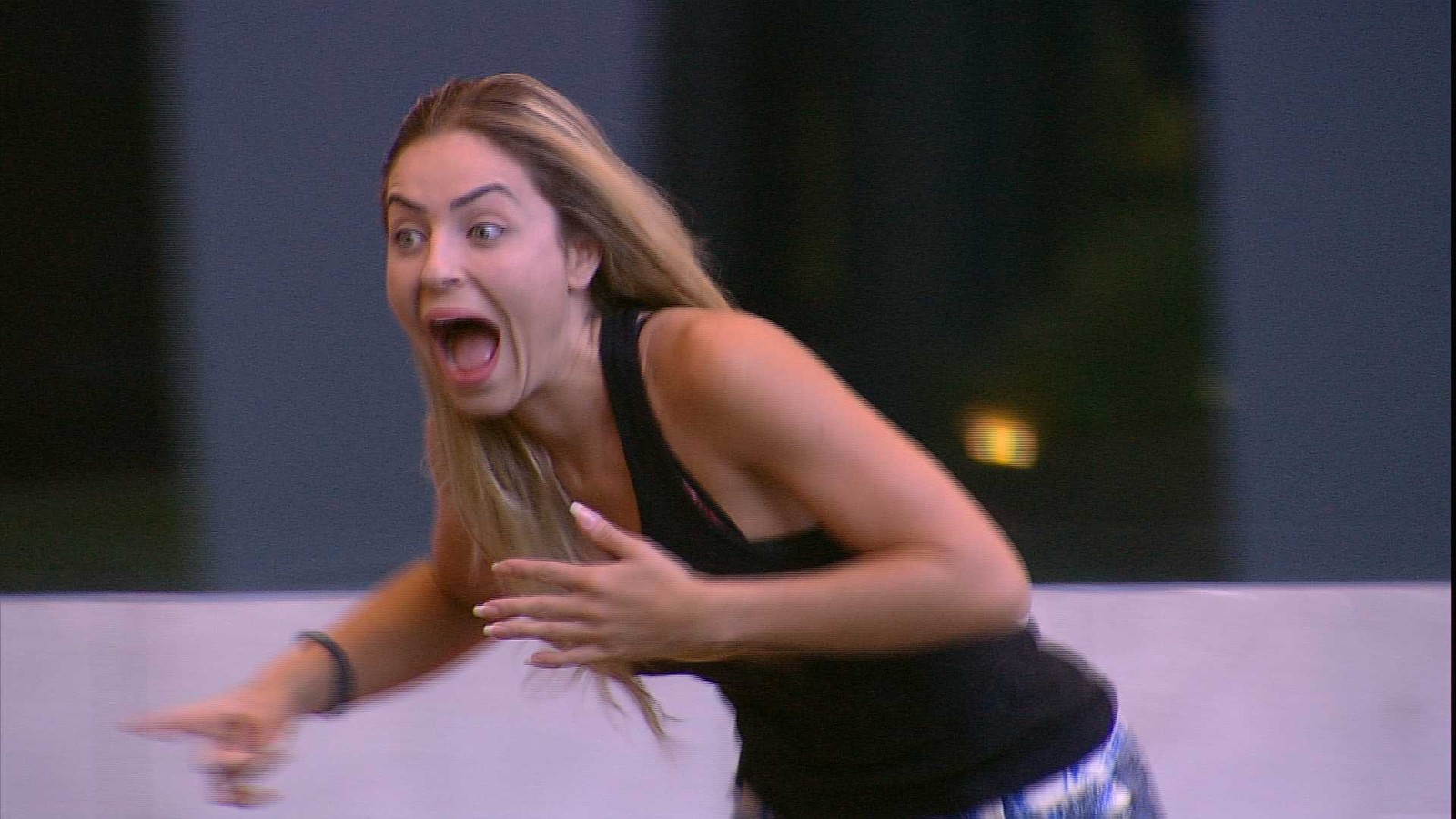 Paula esquece que estava sem microfone