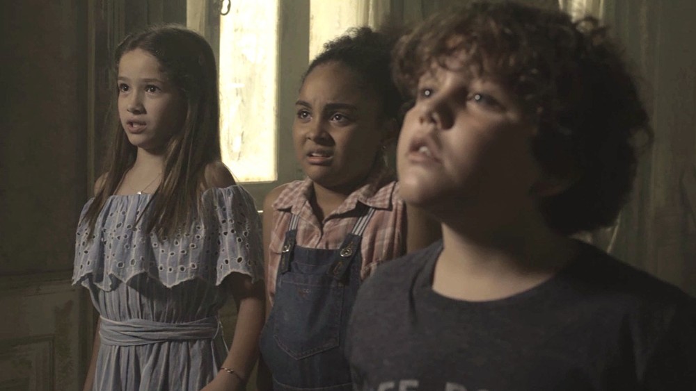 Priscila (Clara Galinari), Flor (Maria Luiza Galhano) e Jadson (Otavio Martins) de Espelho da Vida