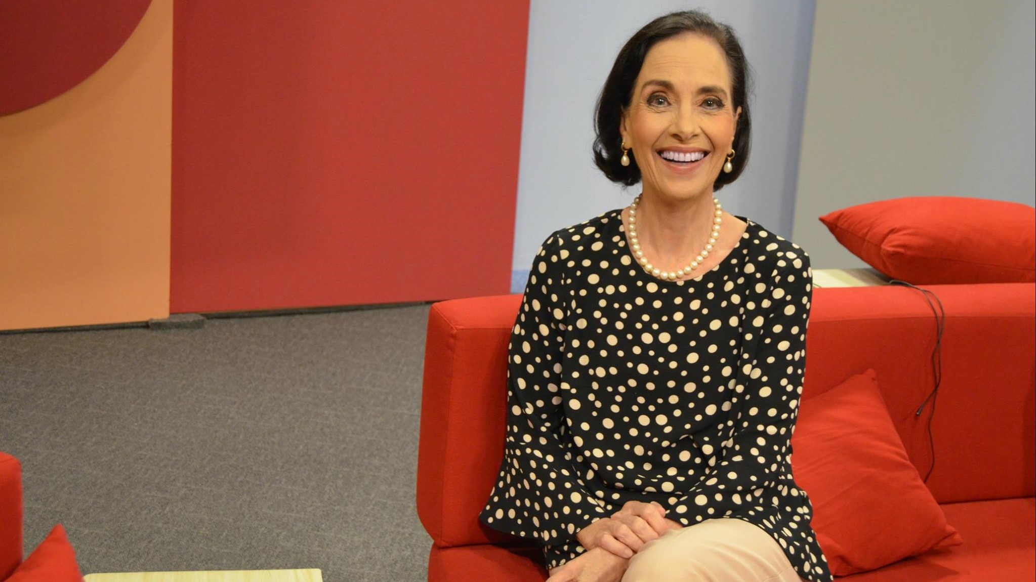 Vera Barroso apresenta o programa Sem Censura na TV Brasil