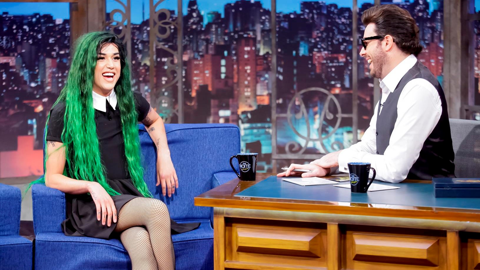 Adore Delano conversando com o apresentador Danilo Gentili